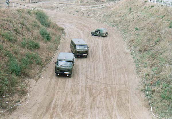 14 UAZ-Busse und Trabant