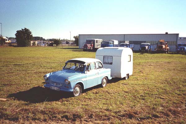 04 Trabi mit lustigem Wohnwagen