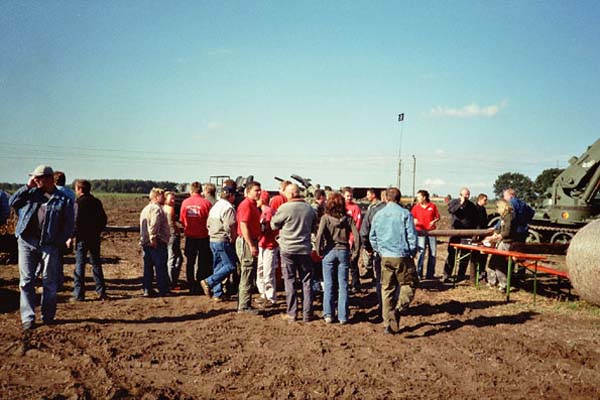 06 Leute wollen aufm Panzer mitfahren