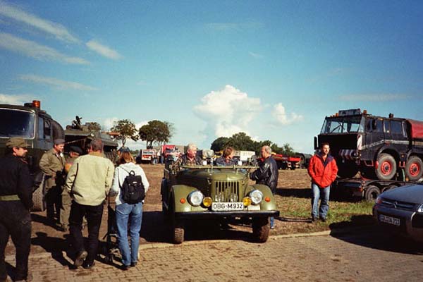 10 Buntes Treiben mit GAZ69