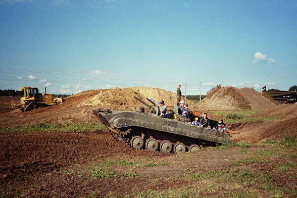12 Schützenpanzer BMP im Einsatz