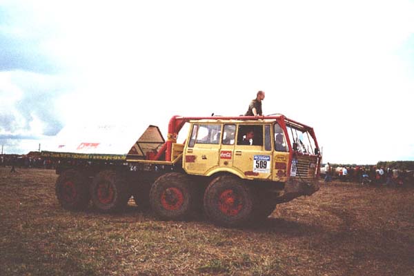 15 TATRA 813 fährt ins Gelände