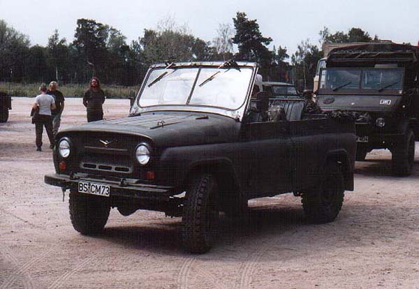 05 UAZ vor der Ausfahrt